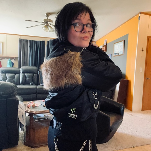 Meet your Posher, Tia - Picture 5 of 7